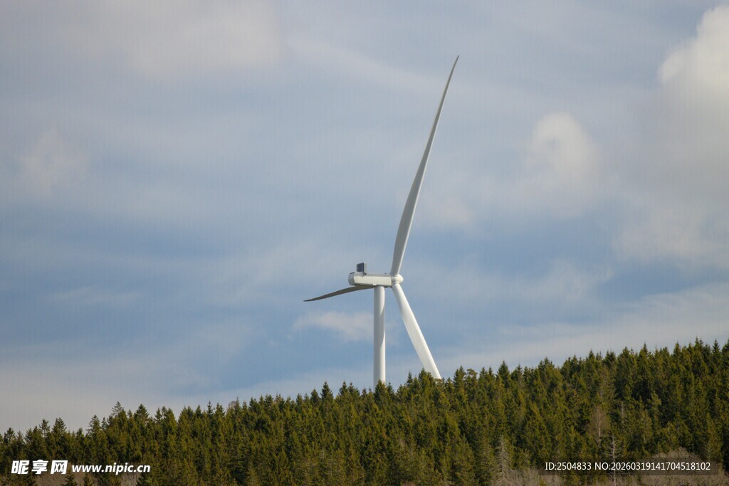 山坡上的巨型风力发电机