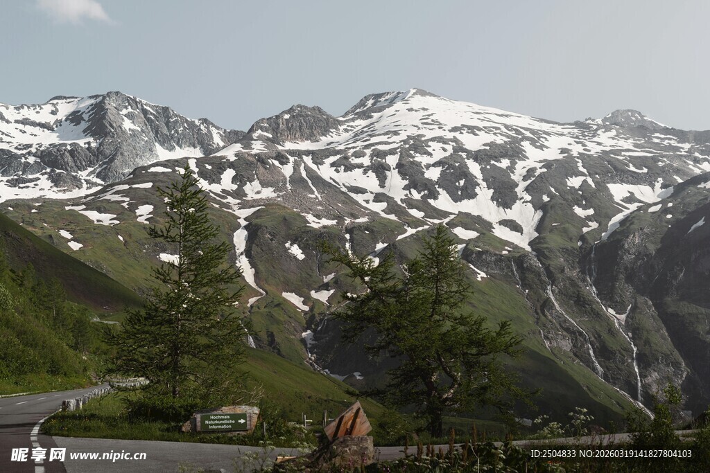 雪山美景中的户外风光
