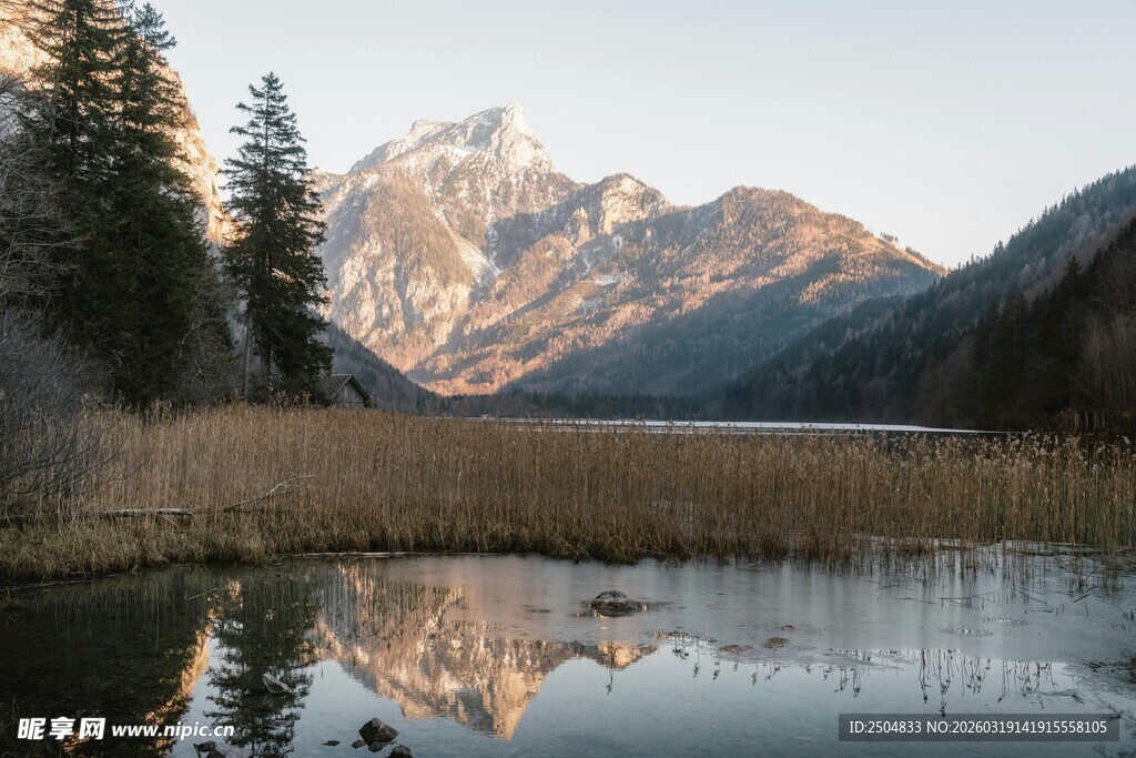 湖畔山林美景