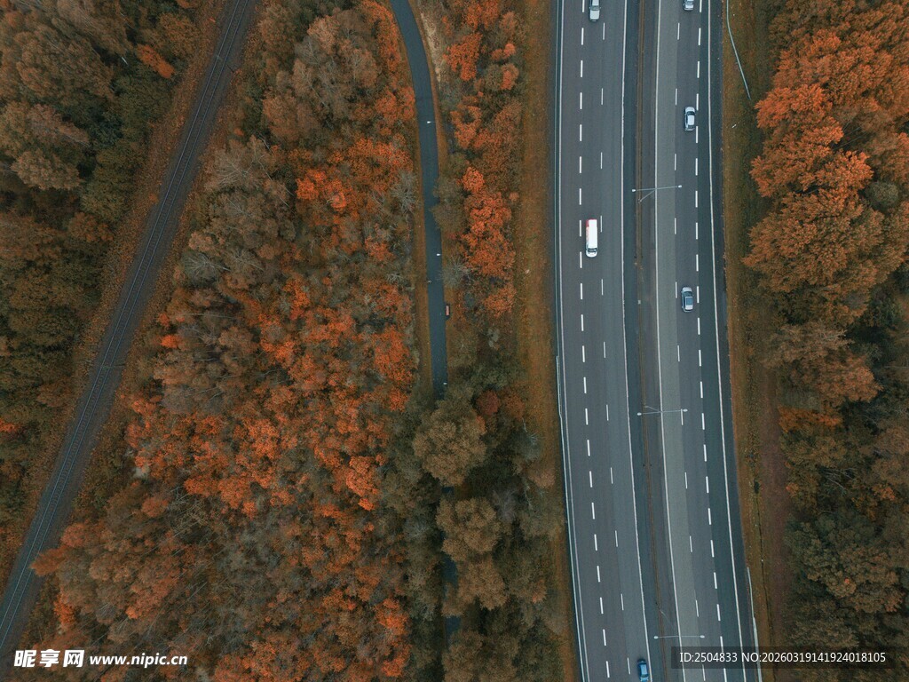 秋日公路航拍美景