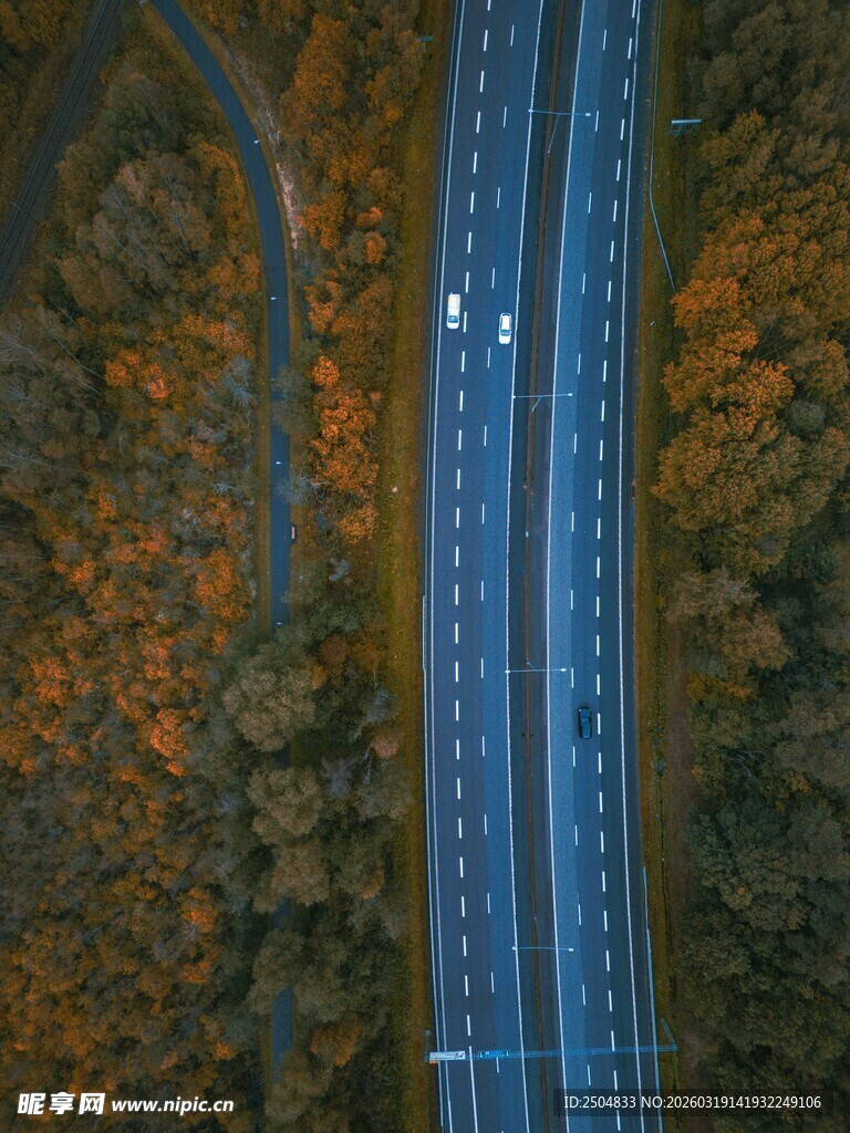 秋日公路鸟瞰美景