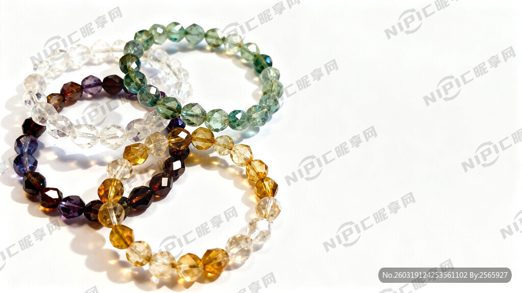 三条不同颜色水晶手串随意叠放在