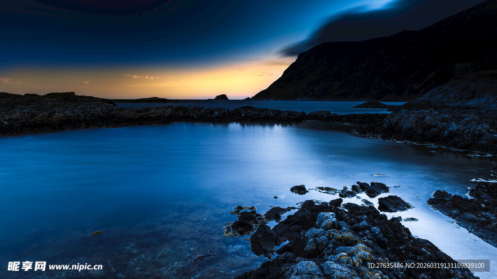 黄昏下静谧的湖岸风光