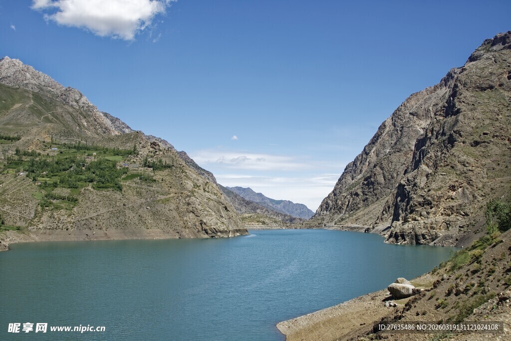壮丽山水间的静谧湖泊