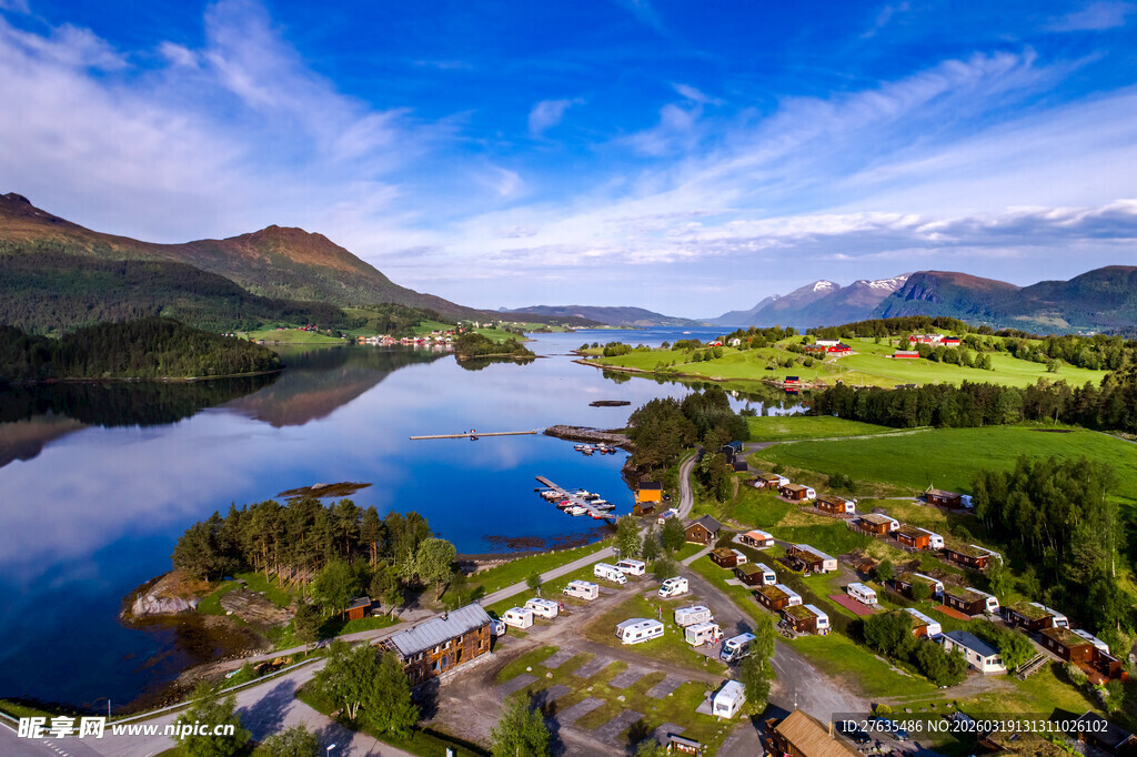 湖畔小镇美丽风光