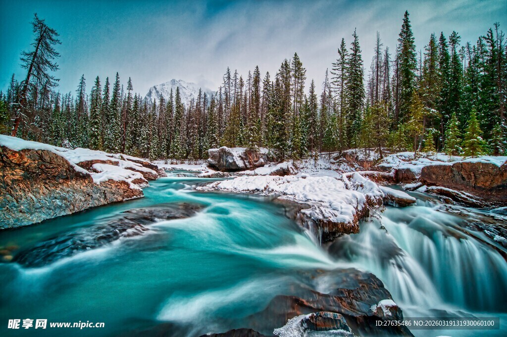 山间蓝溪瀑布冬日景致