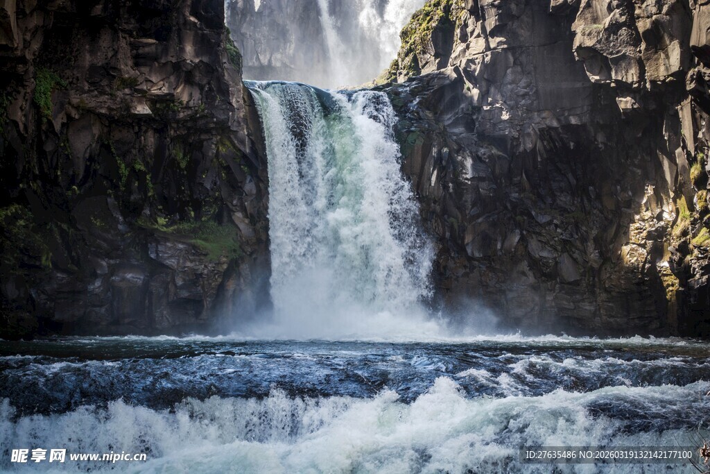 壮观瀑布景观
