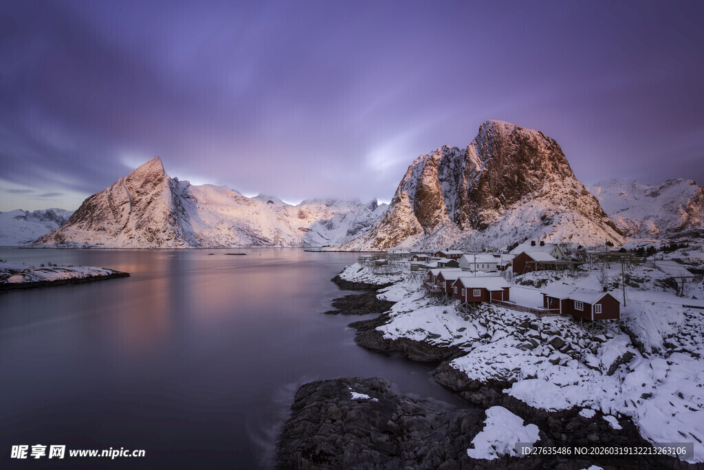 雪山湖泊的梦幻暮色景观