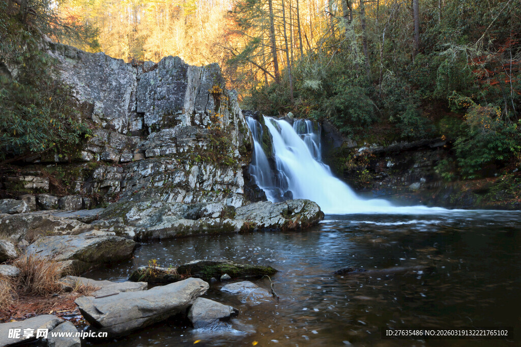 秋日山间瀑布美景
