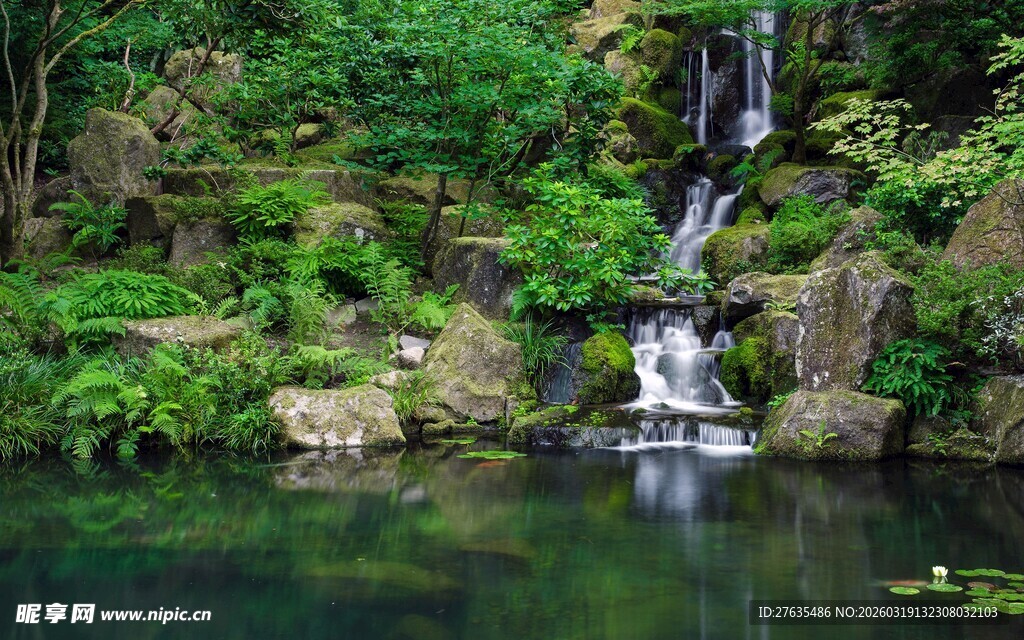 山间小瀑布与绿意潭水