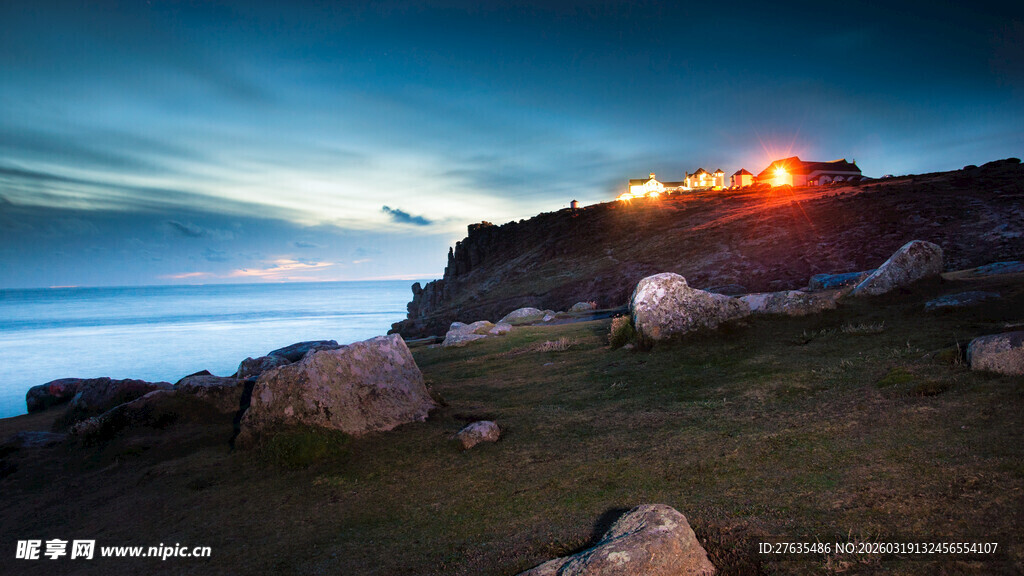 海边悬崖上的温馨灯火