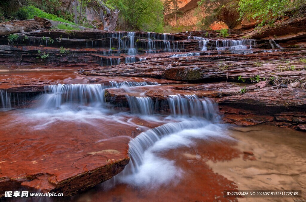 山间红瀑流水自然美景