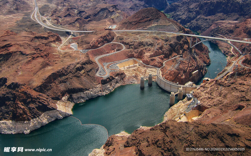 壮观峡谷中的蓝色水域
