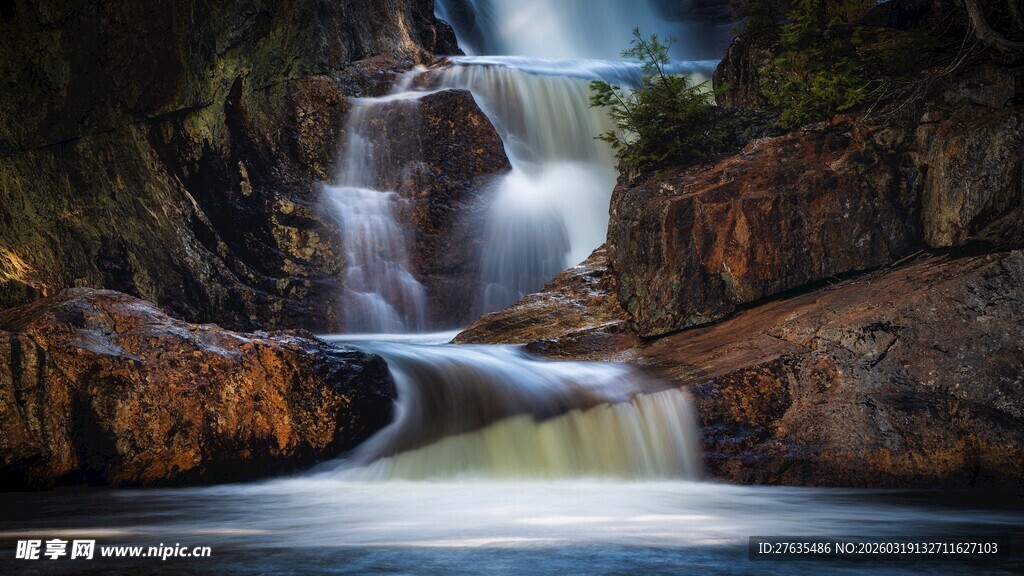 山间瀑布流水美景