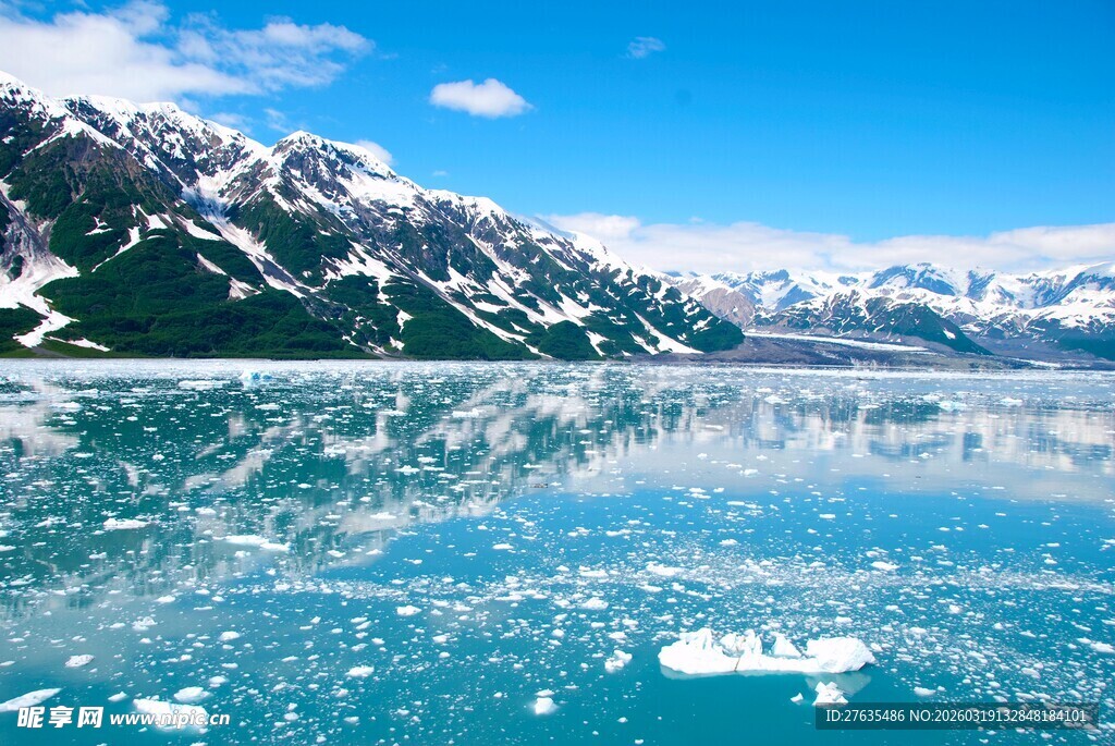 清澈蓝湖与远处雪山美景