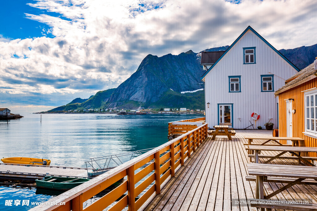 海边木屋露台的惬意风光