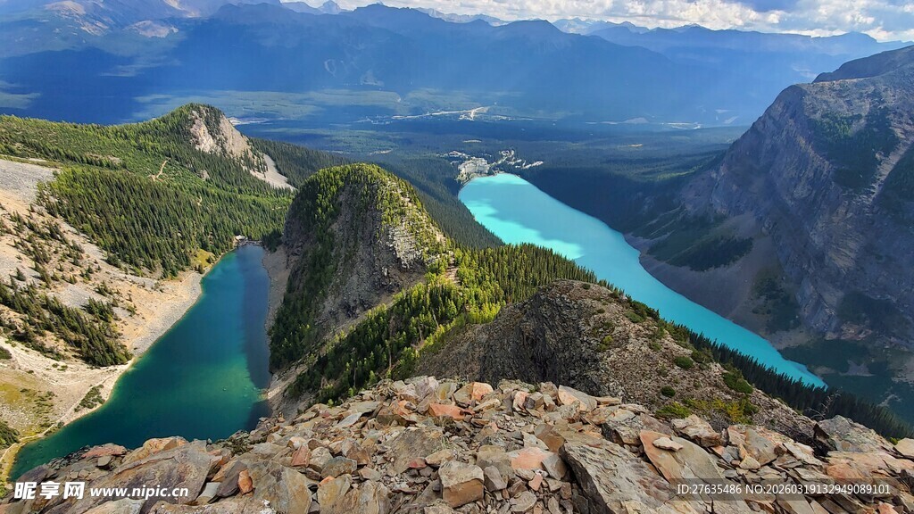 高山间的碧蓝湖泊美景