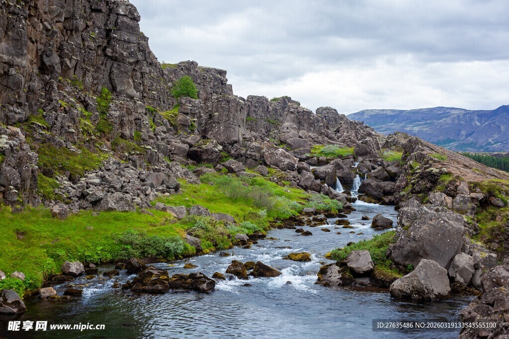 山间溪流旁的岩石与绿地