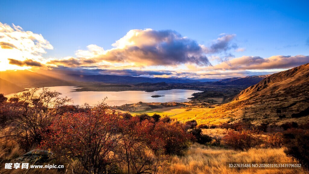 壮丽湖山的绚烂黄昏景色
