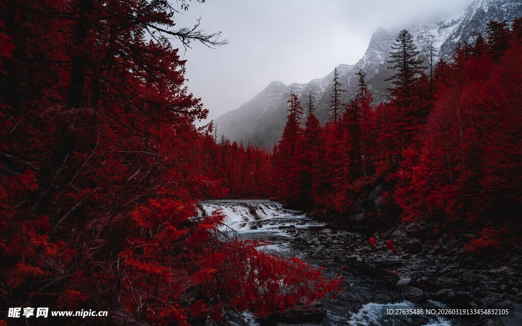 红叶溪流间的深山美景