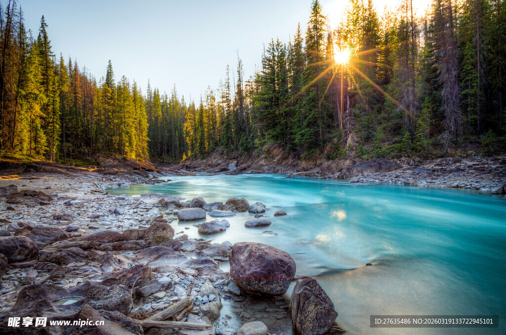 山间蓝溪映暖阳