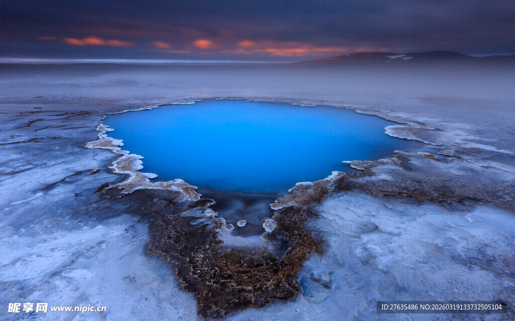 盐湖中的蓝色神秘水坑