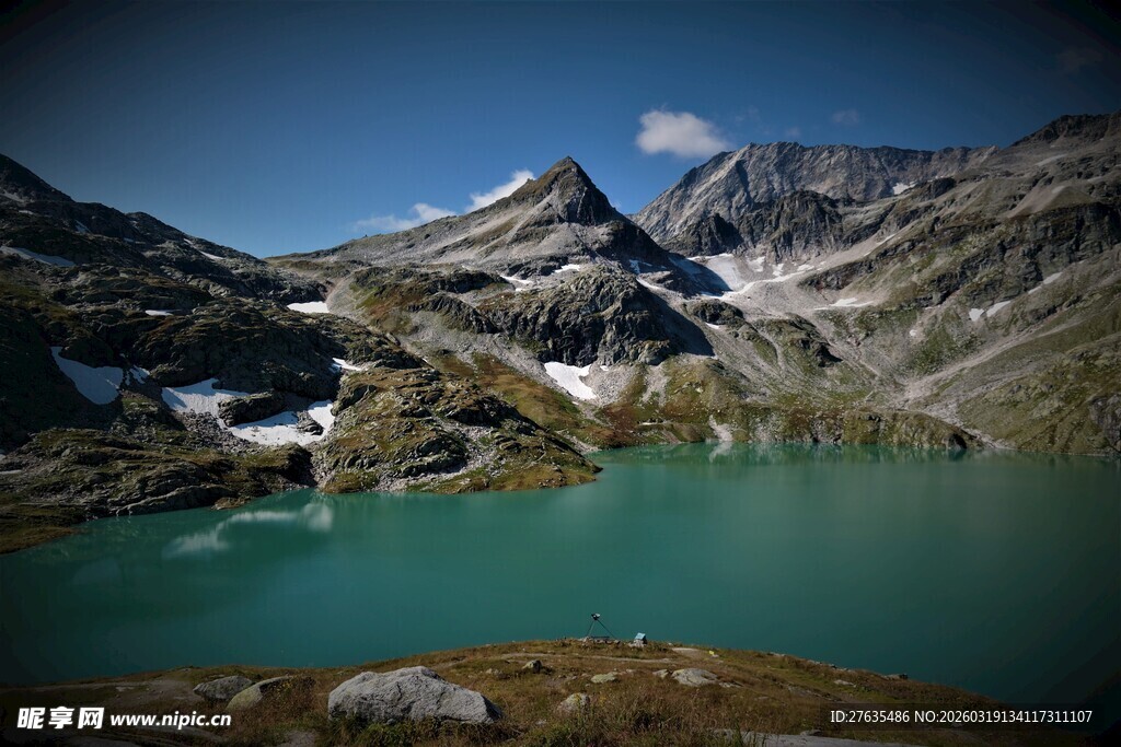 高山碧湖绝美自然景观