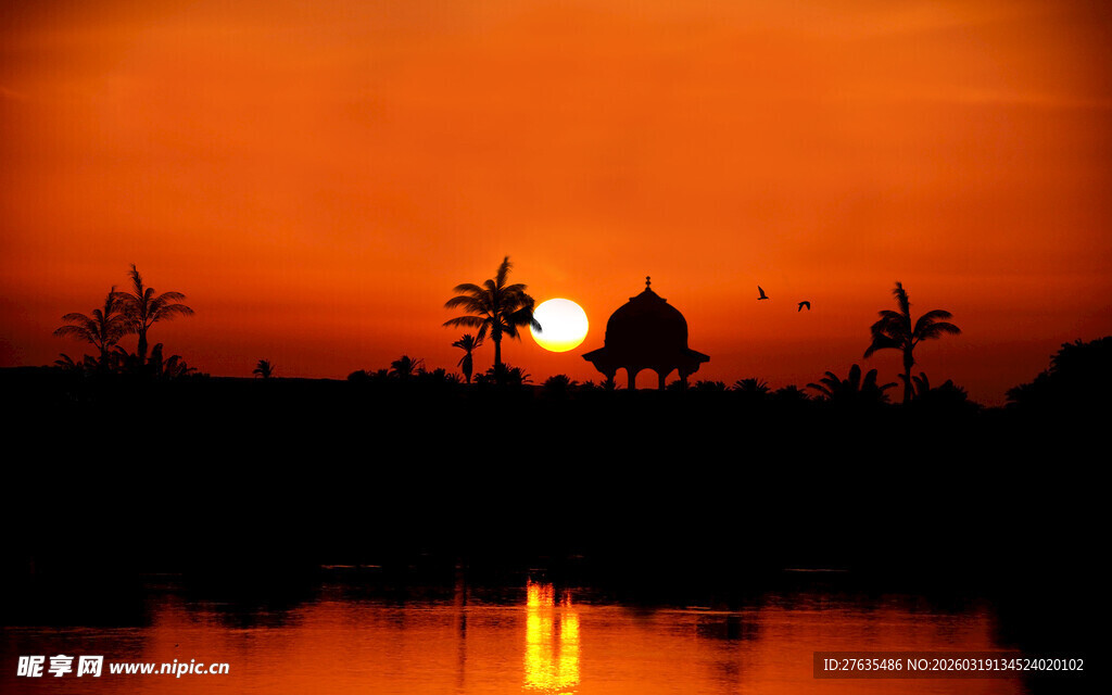 夕阳下的湖畔与风车剪影