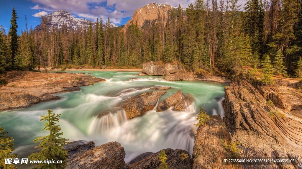 山间蓝河与茂密森林景观