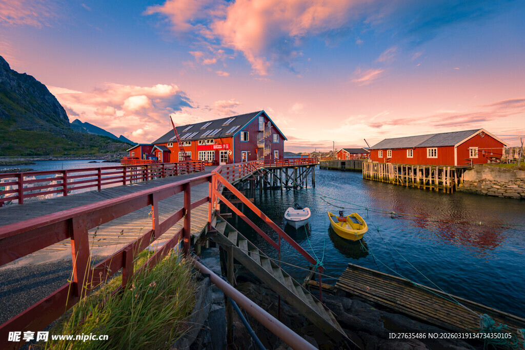 挪威峡湾畔色彩斑斓渔村