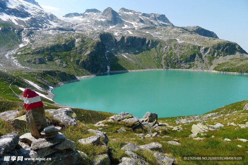 湖畔旅人赏壮丽山景