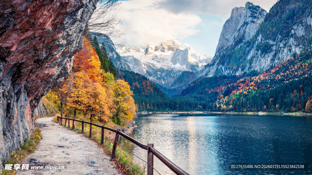 秋日山间湖畔的美丽步道
