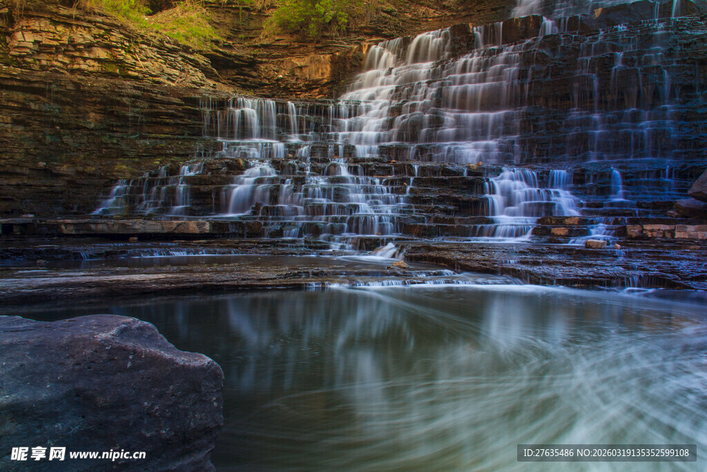 山间瀑布下的静谧水潭