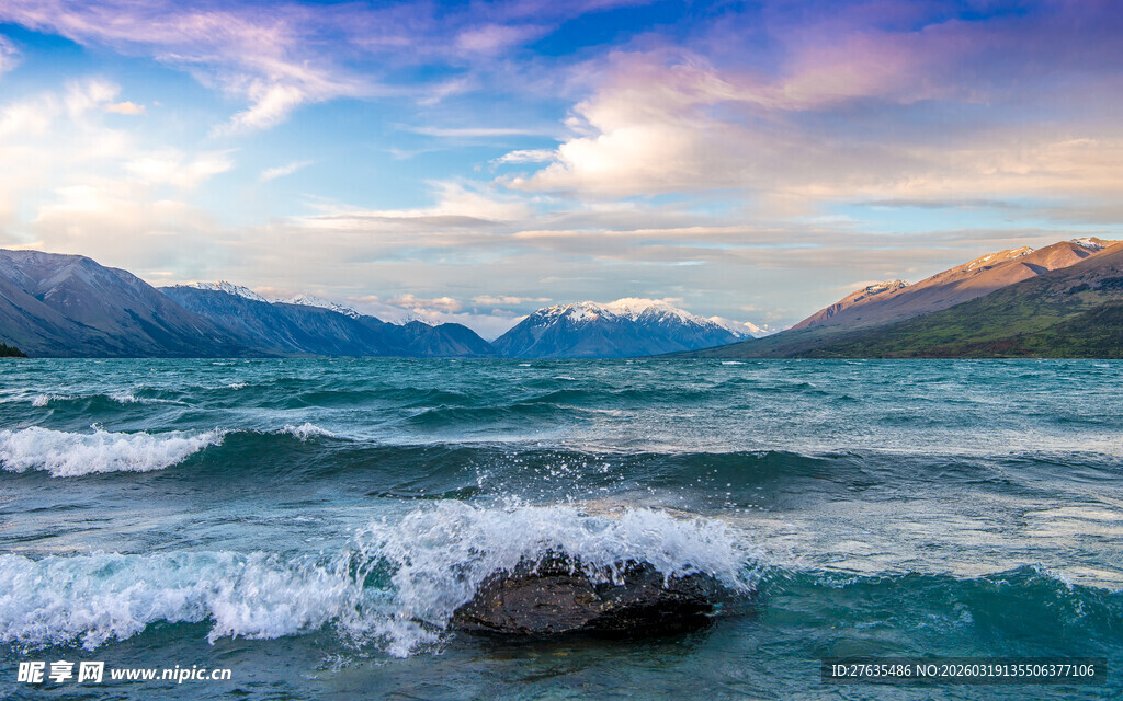海边壮丽风景与翻滚海浪