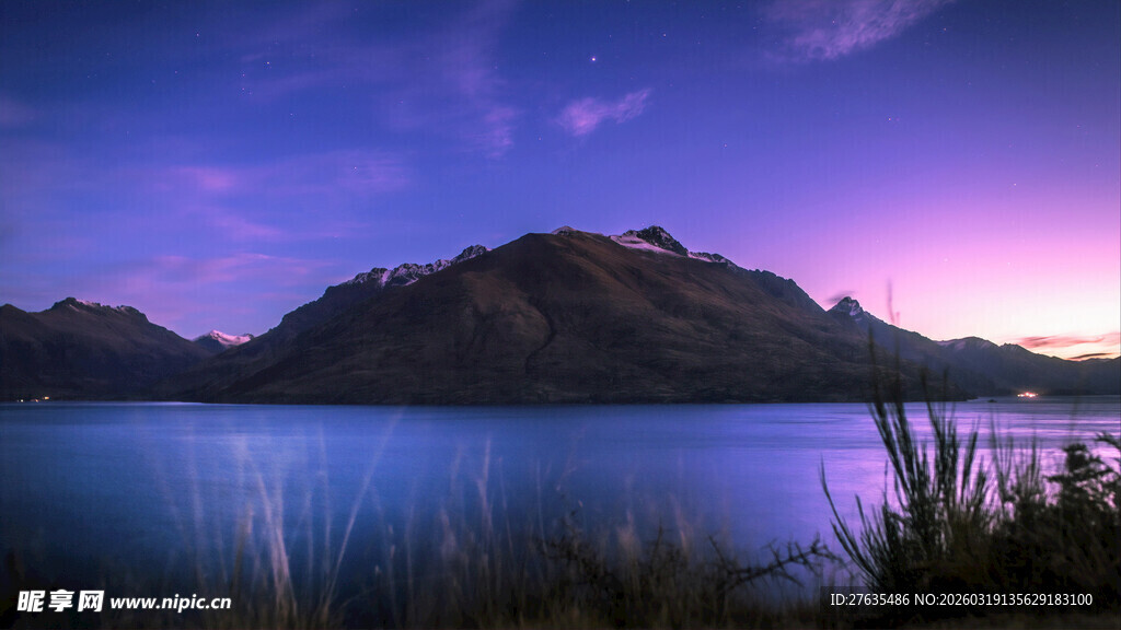 湖畔暮色中的迷人山水景色