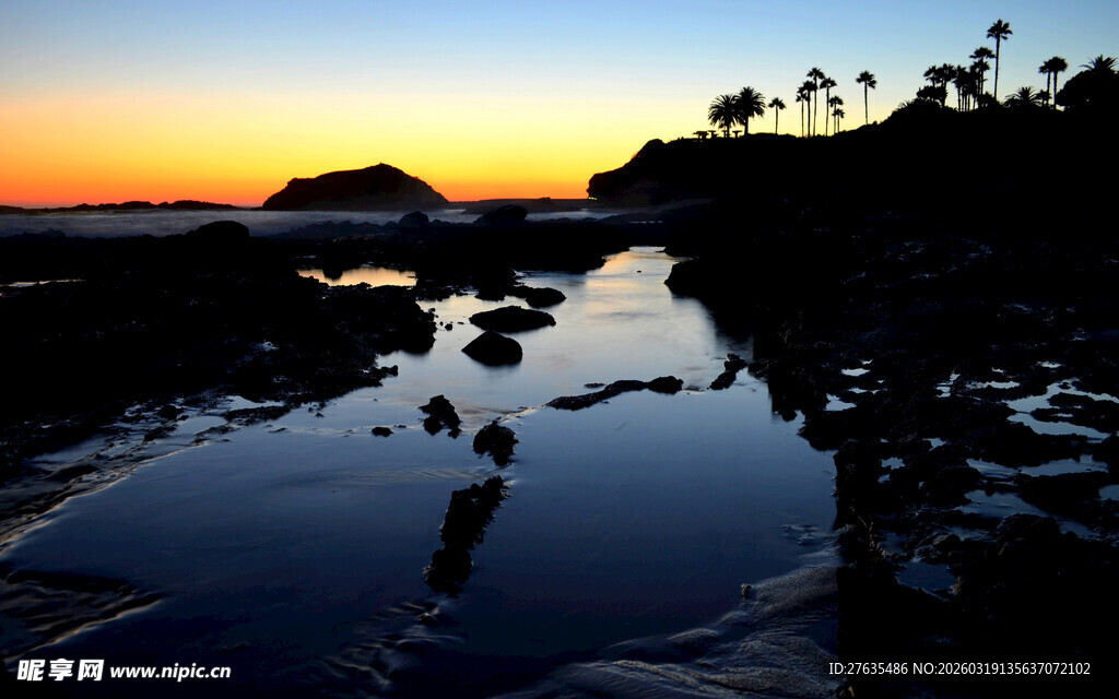 日落时分的海边礁石美景