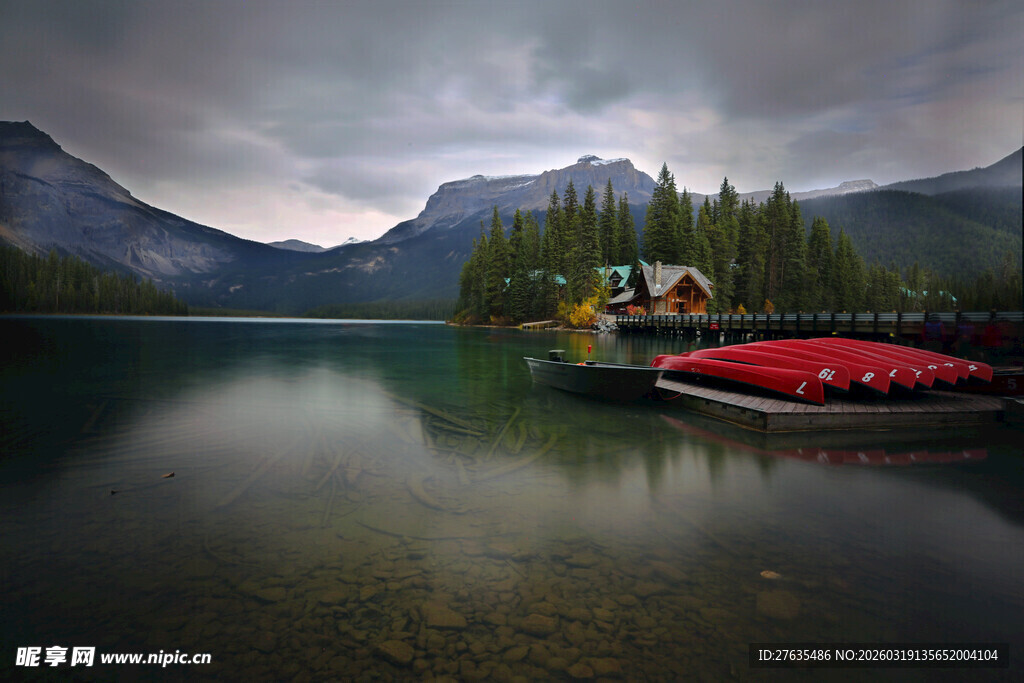 湖畔木屋的静谧山水风光