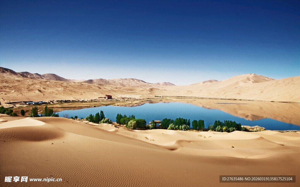 沙漠中的静谧蓝色湖泊