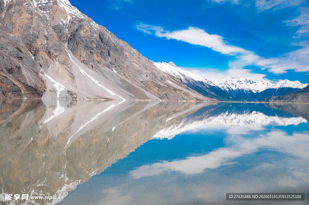 雪山湖泊倒影绝美风光