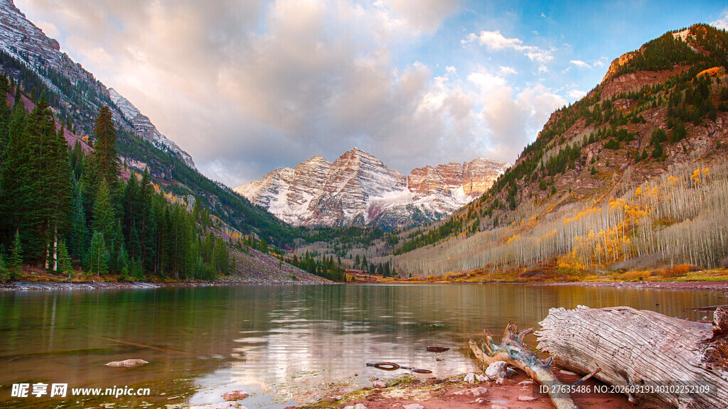 山间湖畔壮丽自然风光