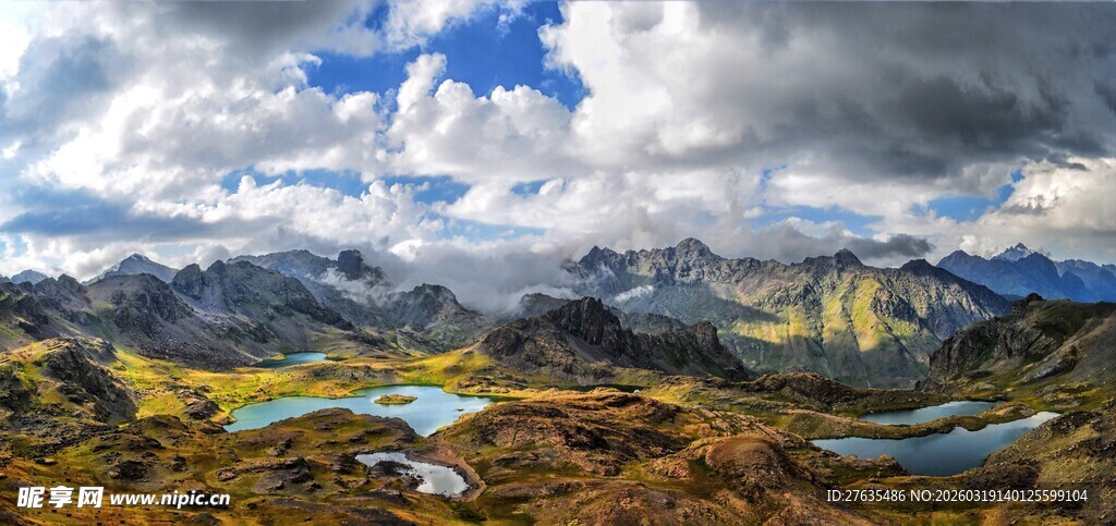 高山湖泊壮丽自然风光