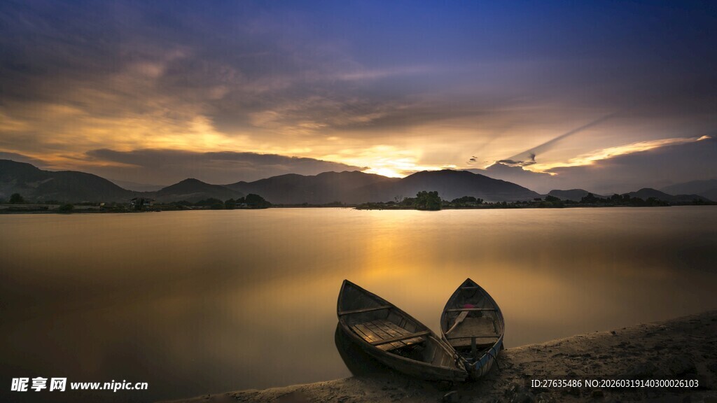湖畔孤舟映黄昏美景