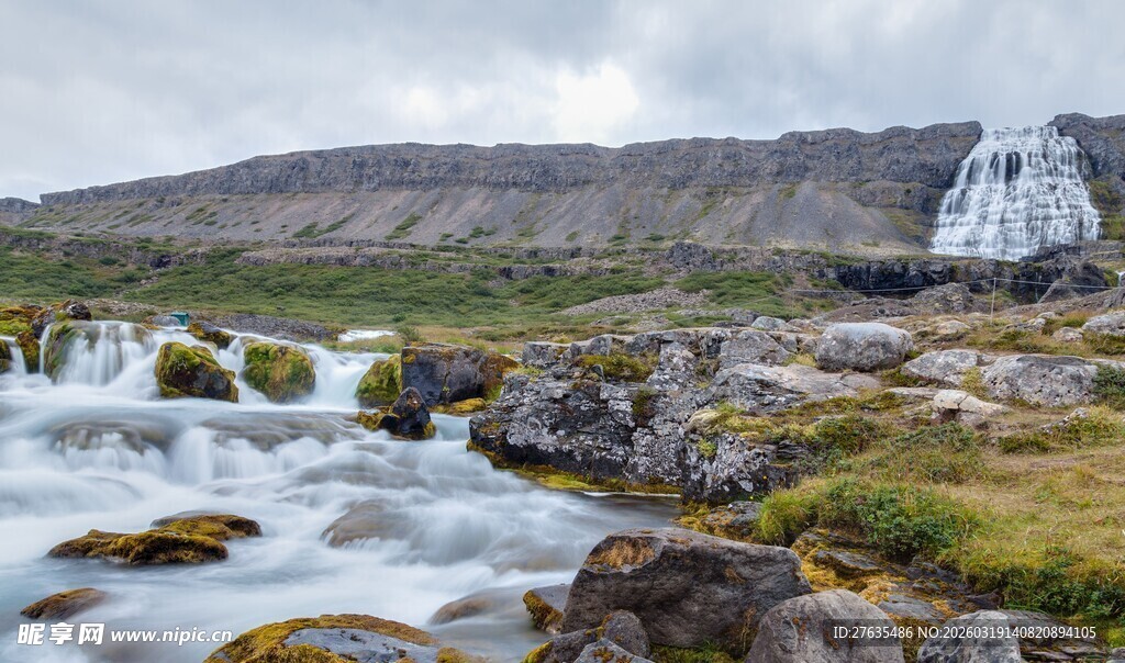 山间溪流旁的壮丽瀑布