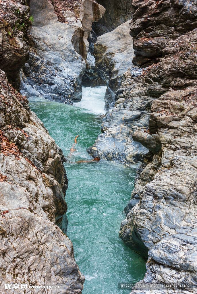 山间碧流穿岩石