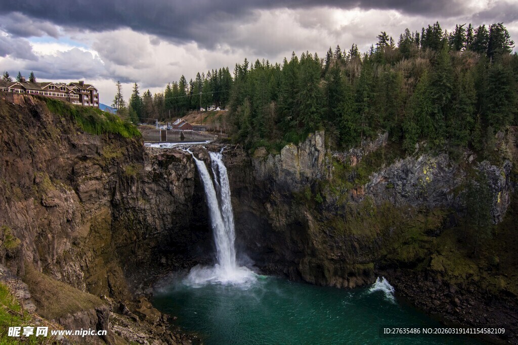 山间飞瀑下的幽绿潭水