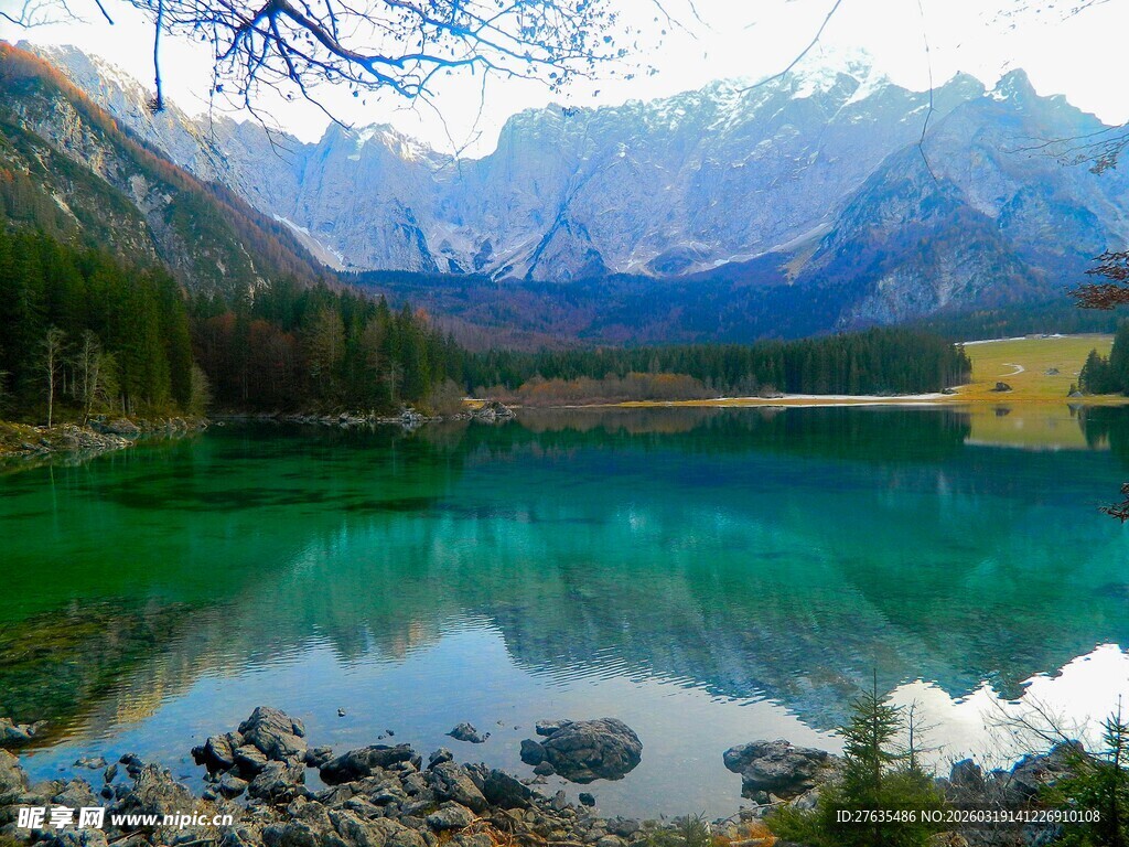 美丽湖景与远处山峦