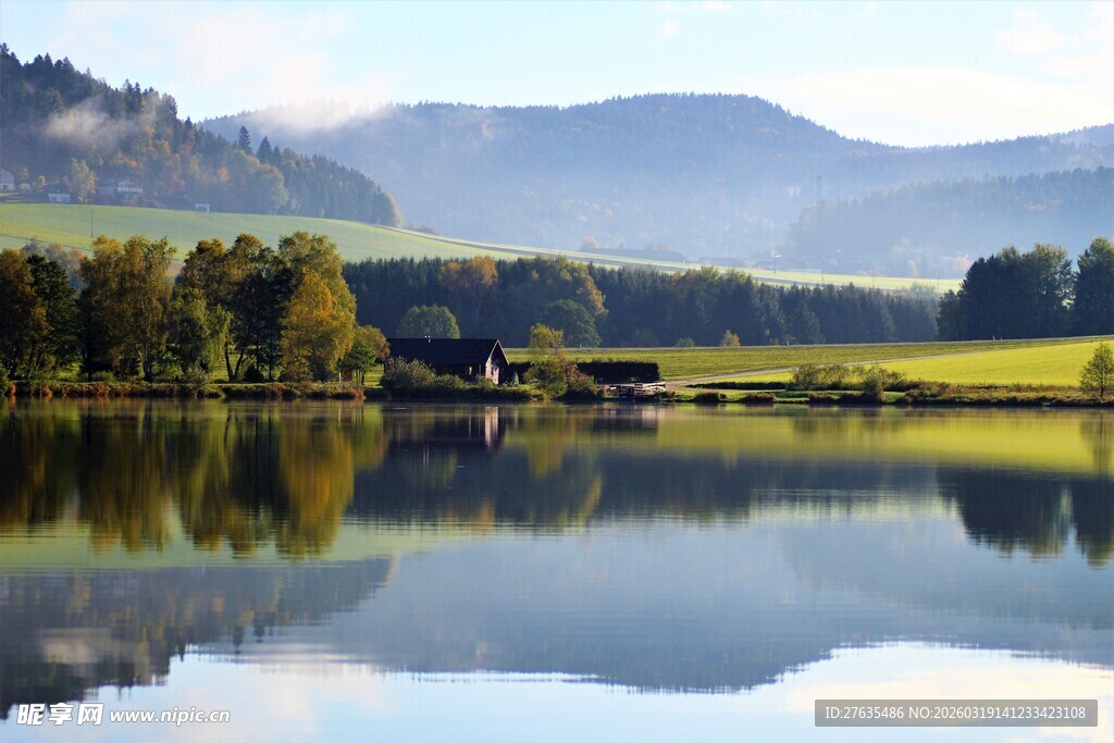 湖畔青山美景如画