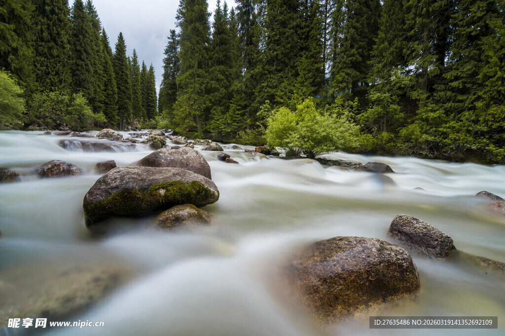 山间溪流与嶙峋岩石景观