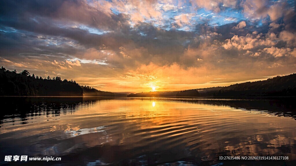 湖畔绝美日落景观