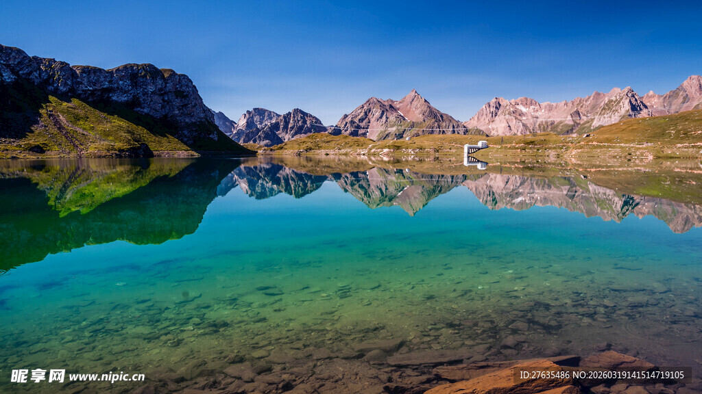高山湖泊绝美倒影景观